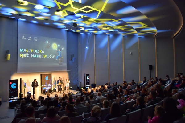 sala z publicznością podczas nocy naukowców